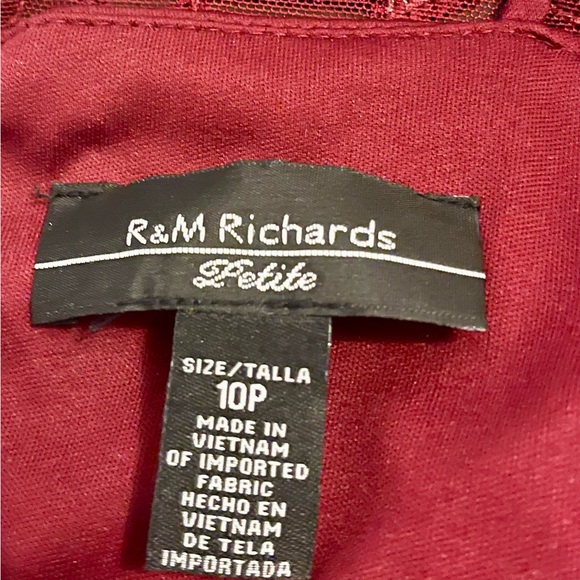 R&M Richards Red Short Sleeved Gown - Picture 5 of 5